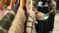 Saat ini, Kecamatan Batununggal dan Disbudpar Kota Bandung sedang memikirkan tempat yang bisa dijadikan galeri khusus untuk mengenalkan sejarah rajut Binong Jati ini. Nantinya tempat itu akan menceritakan sejarah Binong Jati di masa penjajahan Jepang dan Belanda dan eksistensinya seperti apa. (Wisma Putra/detikTravel)