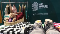 Setelah Kampung Wisata Braga dan Cigadung, pemerintah kota Bandung akhirnya meresmikan Kampung Wisata Rajut Binong Jati. Konon, kampung yang terkenal dengan kerajinan rajutnya ini sudah ada sejak Indonesia belum merdeka. (Wisma Putra/detikTravel)
