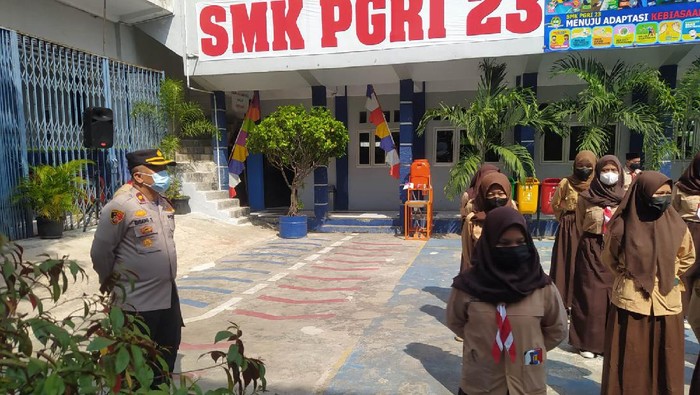 Kapolsek Jagakarsa Kompol Endang Sukmawijaya mengunjungi SMK PGRI 23 Jakarta, beri imbuan agar tidak tawuran