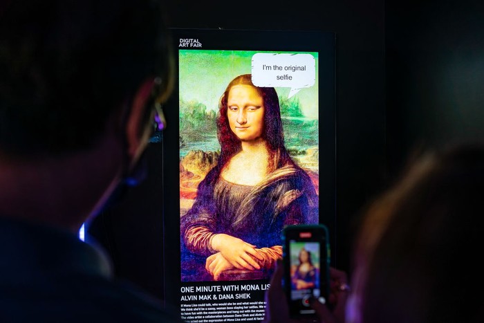 Karya Seni Digital Art Fair Asia 2021 HONG KONG, CHINA - OCTOBER 04: Visitors experience an immersive art installation titled