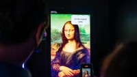 Ada juga ruang instalasi yang mengajak pengunjung untuk mengaktivasi dengan lukisan Mona Lisa karya Leonardo da Vinci. Foto: Getty Images/Anthony Kwan