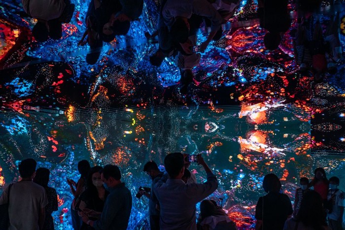Karya Seni Digital Art Fair Asia 2021 HONG KONG, CHINA - OCTOBER 04: Visitors experience an immersive art installation titled