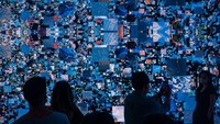Para pencinta seni bisa mengoleksi seni digital dan seni rupa kontemporer NFT.  Foto: Getty Images/Anthony Kwan