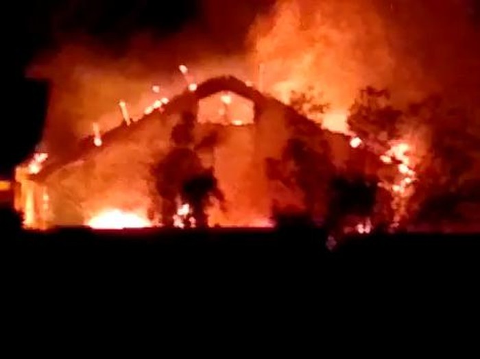 Kebakaran terjadi di gedung Madrasah Aliyah Negeri (MAN) Kota Pasuruan. Dua ruangan sekolah di Jalan Erlangga itu ludes terbakar.