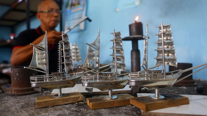 Kerajinan tangan dari timah di Bangka Belitung.