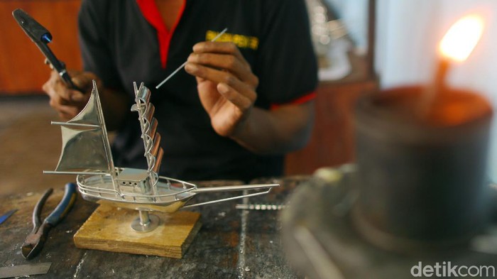 Sebagai penghasil timah di Indonesia, Provinsi Bangka Belitung menjadi tempatnya para perajin timah atau yang biasa disebut pewter. 

Kerajinan ini pun kerap dijadikan souvenir dan pernah dibeli dengan harga yang sangat fantastis. Bisa sampai Rp 20 juta. Wow!