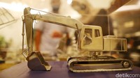 Dalam menggeluti usahanya, Budi juga mendapatkan kontribusi dari PT Timah dengan pemberian workshop hingga modal tambahan. Ia juga kerap diajak berkeliling pameran hingga dibantu pemasaran hingga pemesanan cinderamata.