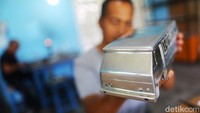 Yang membuat kami kagum adalah detail yang diperlihatkan oleh Budi dan perajin lainnya sangatlah ciamik, mereka tampak lihai membentuk detail-detail seperti tangga kapal hingga tiang-tiang layar kapal. Kalau yang sedang dibuat ini adalah miniatur minibus.