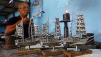 Kerajinan ini pun kerap dijadikan souvenir dan pernah dibeli dengan harga yang sangat fantastis. Harganya bisa ada yang sampai Rp 20 juta lho. Wow!