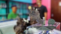 detikcom pun berkesempatan mendatangi workshop milik Budi yang berada di Kota Pangkal Pinang. Di rumah bekas mess PT Timah ini, Budi bersama beberapa orang lainnya membuka sebuah tempat kerajinan timah, plus tempat ini memamerkan hasil produksi mereka.