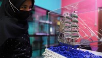 Wajar saja bila melihat hasilnya seperti ini, banyak orang yang ingin membeli hasil tangan dari Budi dan koleganya, bahkan ada juga yang hampir menelan puluhan juta rupiah untuk satu buah karyanya. Alasan mahalnya kerajinan timah yang dibuat itu lantaran proses pencetakannya yang mengharuskan ada master atau blueprint dari apa yang ingin dibuat. Kemudian kandungannya juga harus 97% timah murni, serta detail pada pengerjaannya yang sangat kompleks.