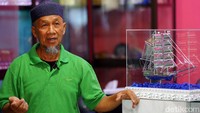 Salah satu tempat kerajinan timah ini adalah Pangkal Pewter yang dipimpin oleh seorang pria paruh baya bernama Budi (65) yang juga merupakan seorang pensiunan PT Timah yang dilatih untuk belajar ke sebuah kerajinan kecil di Jakarta.   