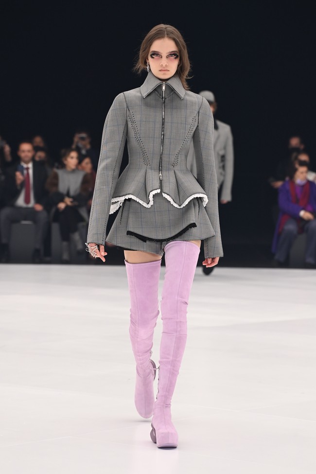 Fashion show koleksi terbaru Givenchy Spring/Summer 2022 di Paris Fashion Week, Minggu (3/10/2021). Foto: Getty Images/Pascal Le Segretain.