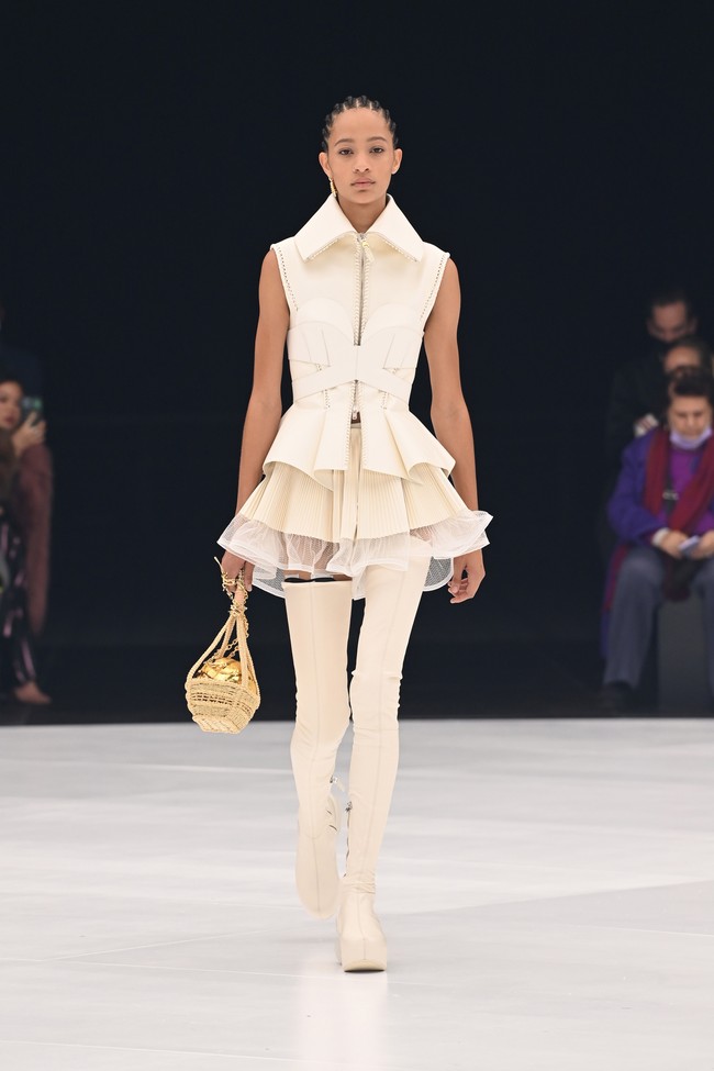Fashion show koleksi terbaru Givenchy Spring/Summer 2022 di Paris Fashion Week, Minggu (3/10/2021). Foto: Getty Images/Pascal Le Segretain.