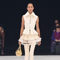 Fashion show koleksi terbaru Givenchy Spring/Summer 2022 di Paris Fashion Week, Minggu (3/10/2021). Foto: Getty Images/Pascal Le Segretain.