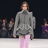 Fashion show koleksi terbaru Givenchy Spring/Summer 2022 di Paris Fashion Week, Minggu (3/10/2021). Foto: Getty Images/Pascal Le Segretain.