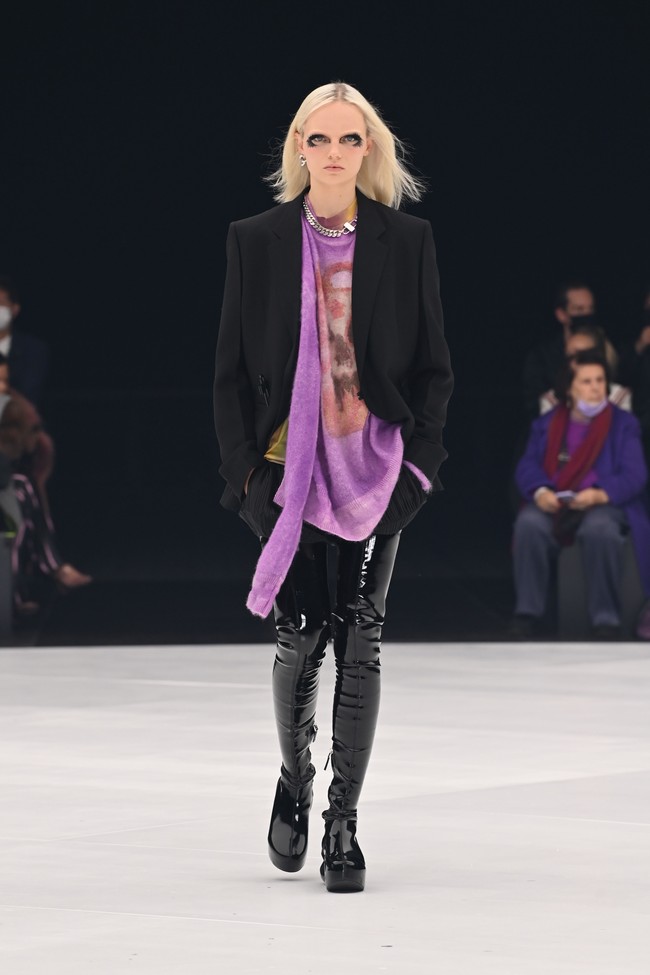 Fashion show koleksi terbaru Givenchy Spring/Summer 2022 di Paris Fashion Week, Minggu (3/10/2021). Foto: Getty Images/Pascal Le Segretain.