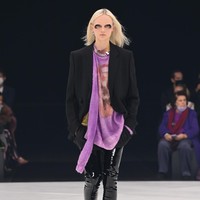 Fashion show koleksi terbaru Givenchy Spring/Summer 2022 di Paris Fashion Week, Minggu (3/10/2021). Foto: Getty Images/Pascal Le Segretain.