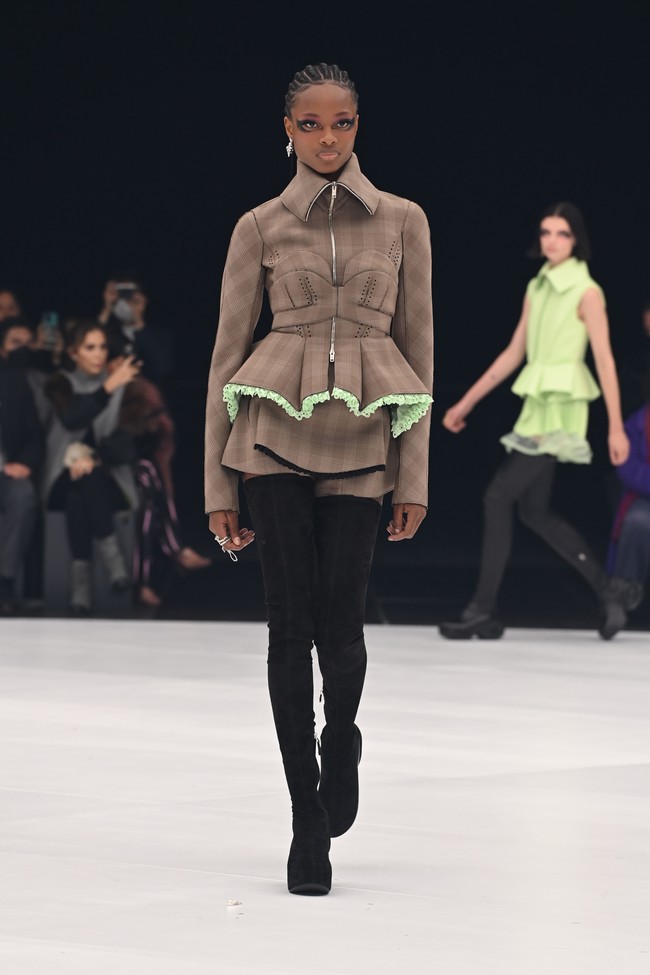 Fashion show koleksi terbaru Givenchy Spring/Summer 2022 di Paris Fashion Week, Minggu (3/10/2021). Foto: Getty Images/Pascal Le Segretain.