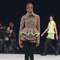 Fashion show koleksi terbaru Givenchy Spring/Summer 2022 di Paris Fashion Week, Minggu (3/10/2021). Foto: Getty Images/Pascal Le Segretain.