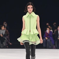 Fashion show koleksi terbaru Givenchy Spring/Summer 2022 di Paris Fashion Week, Minggu (3/10/2021). Foto: Getty Images/Pascal Le Segretain.