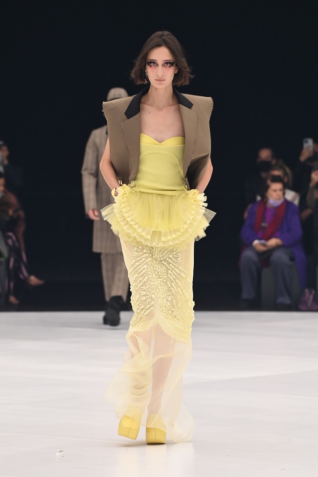 Fashion show koleksi terbaru Givenchy Spring/Summer 2022 di Paris Fashion Week, Minggu (3/10/2021). Foto: Getty Images/Pascal Le Segretain.