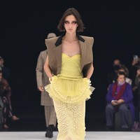 Fashion show koleksi terbaru Givenchy Spring/Summer 2022 di Paris Fashion Week, Minggu (3/10/2021). Foto: Getty Images/Pascal Le Segretain.