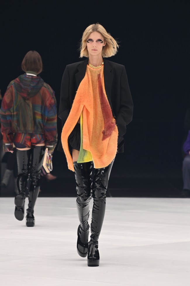 Fashion show koleksi terbaru Givenchy Spring/Summer 2022 di Paris Fashion Week, Minggu (3/10/2021). Foto: Getty Images/Pascal Le Segretain.