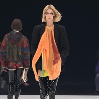 Fashion show koleksi terbaru Givenchy Spring/Summer 2022 di Paris Fashion Week, Minggu (3/10/2021). Foto: Getty Images/Pascal Le Segretain.