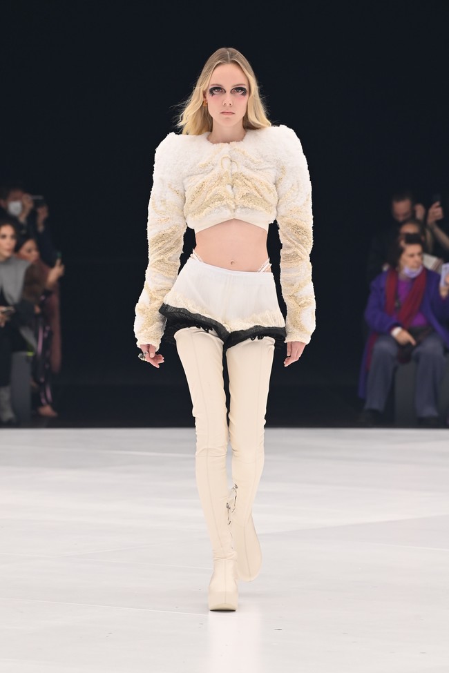 Fashion show koleksi terbaru Givenchy Spring/Summer 2022 di Paris Fashion Week, Minggu (3/10/2021). Foto: Getty Images/Pascal Le Segretain.