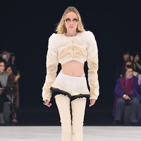 Fashion show koleksi terbaru Givenchy Spring/Summer 2022 di Paris Fashion Week, Minggu (3/10/2021). Foto: Getty Images/Pascal Le Segretain.