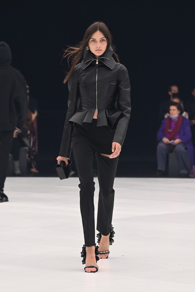 Fashion show koleksi terbaru Givenchy Spring/Summer 2022 di Paris Fashion Week, Minggu (3/10/2021). Foto: Getty Images/Pascal Le Segretain.