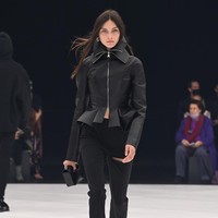 Fashion show koleksi terbaru Givenchy Spring/Summer 2022 di Paris Fashion Week, Minggu (3/10/2021). Foto: Getty Images/Pascal Le Segretain.