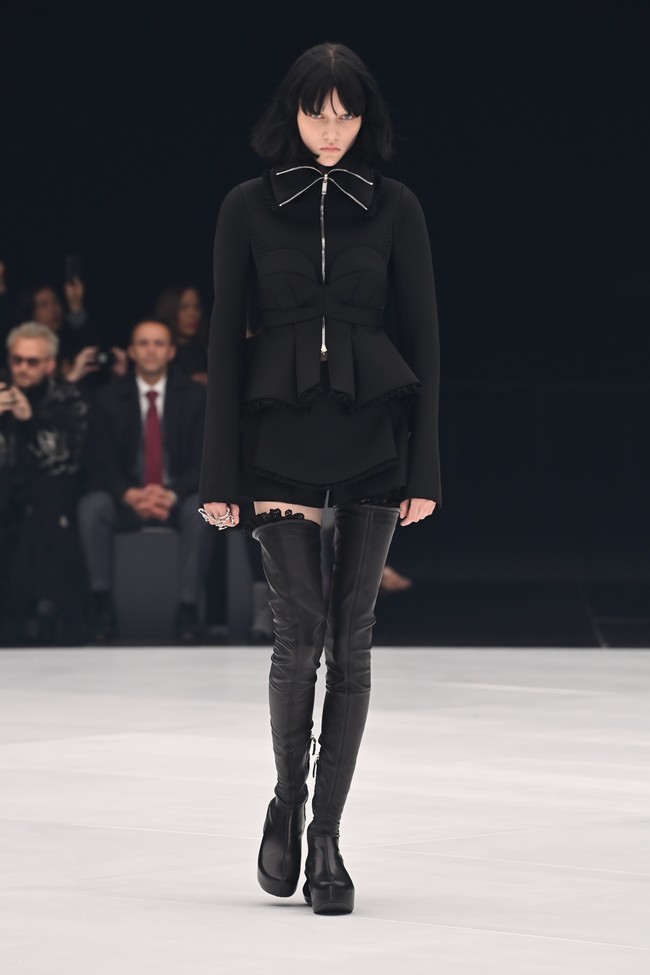 Fashion show koleksi terbaru Givenchy Spring/Summer 2022 di Paris Fashion Week, Minggu (3/10/2021). Foto: Getty Images/Pascal Le Segretain.