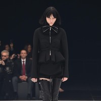 Fashion show koleksi terbaru Givenchy Spring/Summer 2022 di Paris Fashion Week, Minggu (3/10/2021). Foto: Getty Images/Pascal Le Segretain.