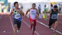 Pelari Nusa Tenggara Barat Lalu Mohammad Zohri (kiri) mencapai garis finis dalam final nomor lari 100 meter putra PON Papua di Stadion Atletik Mimika Sport Center, Kabupaten Mimika, Papua, Rabu (6/10/2021).