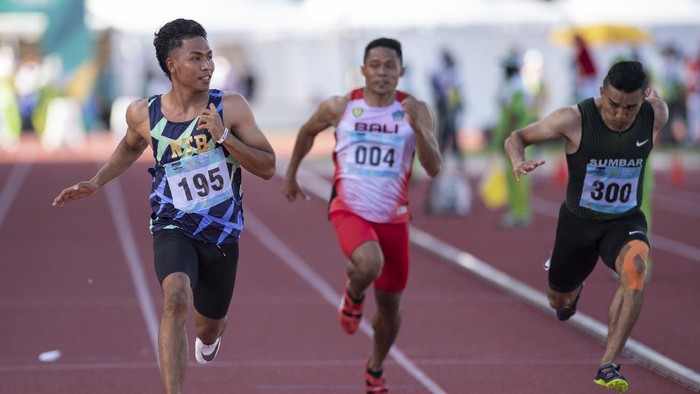 LALU ZOHRI RAIH EMAS LARI 100 METER PON PAPUA Pelari Nusa Tenggara Barat Lalu Mohammad Zohri (tengah) dan Sudirman Hadi (kiri) serta pelari Kalimantan Tengah Eko Rimbawan berpose usai bertanding dalam final nomor lari 100 meter putra PON Papua di Stadion Atletik Mimika Sport Center, Kabupaten Mimika, Papua, Rabu (6/10/2021). Zohri meraih medali emas, sementara Sudirman meraih medali perak dan Eko meraih medali perunggu. ANTARA FOTO/Aditya Pradana Putra/tom.