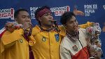 Lalu Zohri Gigit Medali Emas PON Papua