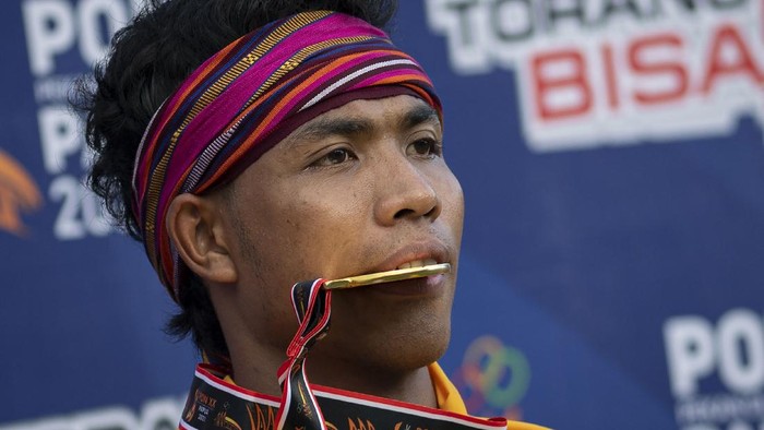 LALU ZOHRI RAIH EMAS LARI 100 METER PON PAPUA Pelari Nusa Tenggara Barat Lalu Mohammad Zohri (tengah) dan Sudirman Hadi (kiri) serta pelari Kalimantan Tengah Eko Rimbawan berpose usai bertanding dalam final nomor lari 100 meter putra PON Papua di Stadion Atletik Mimika Sport Center, Kabupaten Mimika, Papua, Rabu (6/10/2021). Zohri meraih medali emas, sementara Sudirman meraih medali perak dan Eko meraih medali perunggu. ANTARA FOTO/Aditya Pradana Putra/tom.