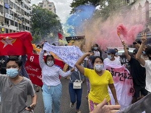 Mobil Tentara Myanmar Tabrak Demonstran, 5 Orang Tewas