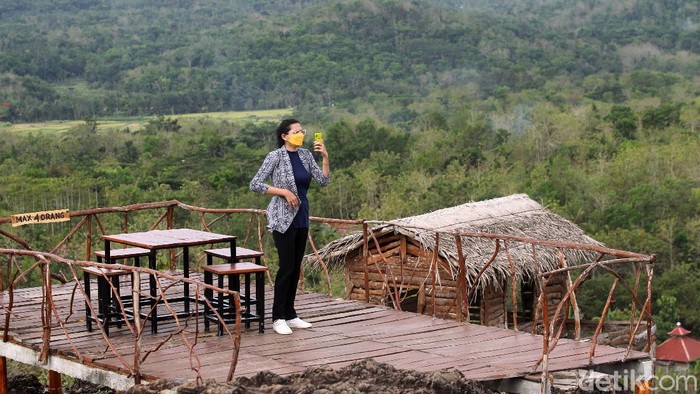 Sejumlah destinasi wisata di Gunungkidul diusulkan untuk melakukan uji coba terbatas. Salah satunya adalah destinasi wisata Gunung Ireng yang terletak di Patuk, Gunungkidul, Yogyakarta.