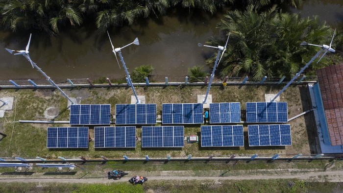 Melihat Pembangkit Listrik Tenaga Hybrid di Cilacap Pertamina Refinery Unit IV Cilacap membangun Pembangkit Listrik Tenaga Hybrid (PLTH) di Dusun Bondan, Cilacap, Jateng. Yuk kita lihat.