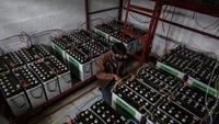 Warga memeriksa baterai Pembangkit Listrik Tenaga Hybrid (PLTH) di Dusun Bondan, Desa Ujung Alang, Kampung Laut, Cilacap, Jateng, Rabu (6/10/2021). (Idhad Zakaria/AntaraFoto).