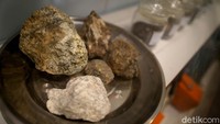 Dari sini pula kita juga bisa mengetahui, hanya ada dua tempat di Indonesia yang memiliki kandungan timah besar yakni ada di Karimun dan Kundur di Kepulauan Riau serta di Bangka-Belitung.