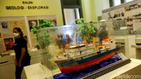 Sebanyak sembilan galeri ada dan mengisi gedung museum Timah tersebut. Sejumlah galeri yang ada itu berisikan cerita tentang sejarah perkembangan sosial budaya masyarakat Muntok. Ada juga galeri yang memaparkan bangunan bersejarah di Kota Muntok, galeri ekplorasi pertimahan, galeri tambang darat, galeri tambang laut dan galeri peleburan timah.