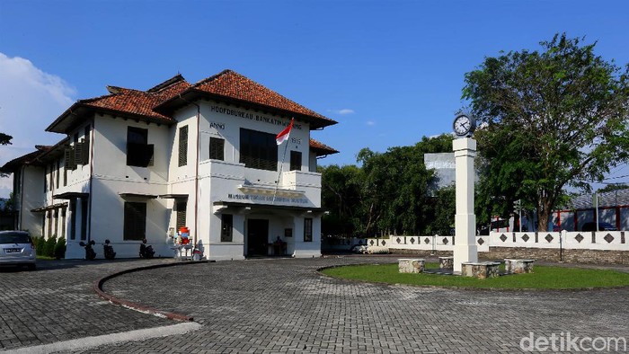 Mengintip Museum Timah yang Jadi Saksi Kejayaan Muntok di Bangka Museum Timah yang ada di Muntok ini awalnya adalah gedung pusat pemerintahan (Residen) Belanda di Pulau Bangka yang bernama Hoofdbureau Banka Tinwinning Bedriff.