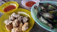 Menikmati otak otak khas Muntok di Pantai Asmara