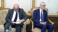 Mereka membahas bagaimana Inggris dapat membantu Afghanistan mengatasi krisis kemanusiaan yang mendalam, hingga perlakuan terhadap kaum minoritas dan hak-hak perempuan serta anak perempuan di negara tersebut. 
