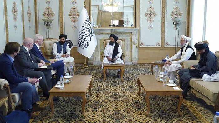 Momen Petinggi Taliban Bertemu Perwakilan Inggris di Afghanistan Seorang utusan Inggris dikabarkan melakukan pembicaraan dengan anggota senior pemerintah baru Taliban. Pertemuan itu membahas krisis kemanusiaan di Afghanistan.
