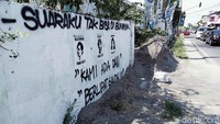 Di tembok tepi jalan Klaten-Boyolali, Desa Kauman, Kecamatan Ngawen terdapat coretan dinding bertuliskan Suaraku Tak Bisa Dibungkam, Kami Ada dan Berlipat Ganda,.